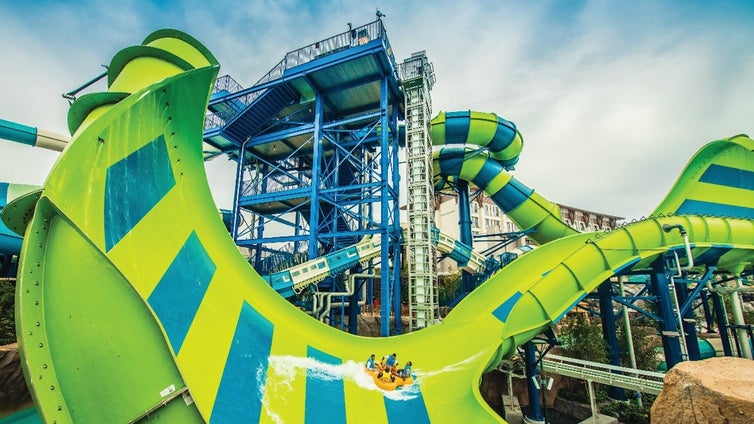 El parque acuático español que estrena una atracción con caídas verticales única en Europa