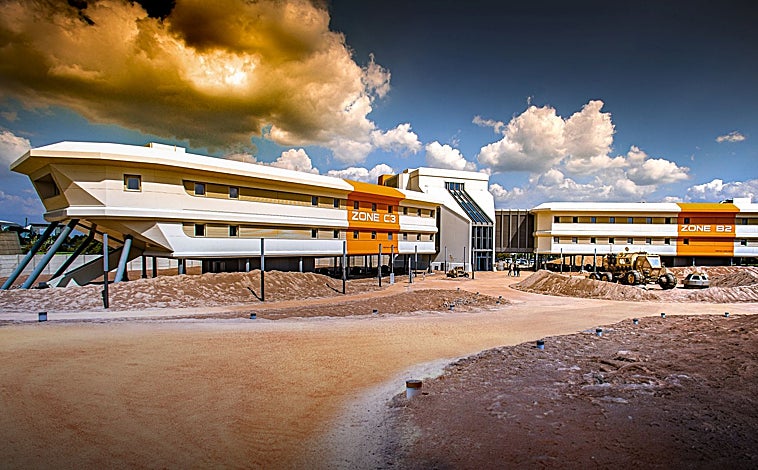 Imagen principal - Vista exterior del hotel Station Cosmos (arriba); habitación del hotel Ecolodgee (abajo izquierda) y el RollercoasterRestaurant® (abajo derecha)