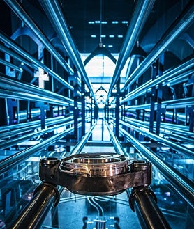 Imagen secundaria 2 - Vista exterior del hotel Station Cosmos (arriba); habitación del hotel Ecolodgee (abajo izquierda) y el RollercoasterRestaurant® (abajo derecha)