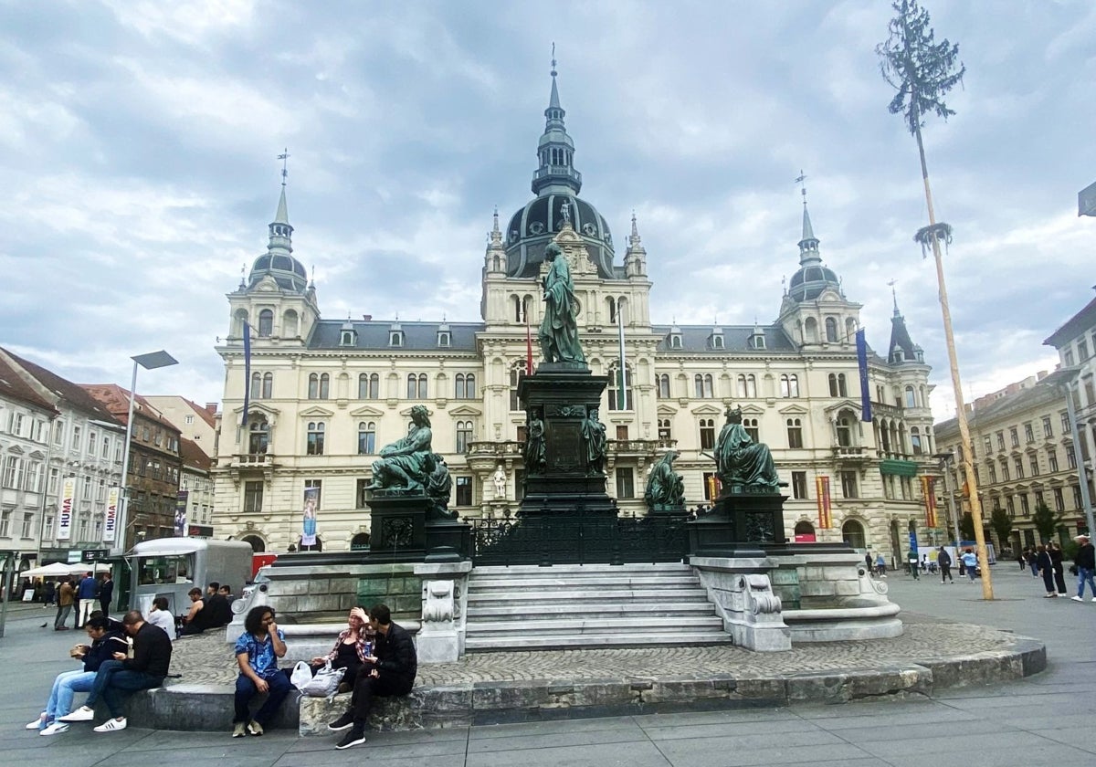 La Hauptplatz, presidida por el Ayuntamiento de Graz