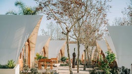 Adiós a dormir en tiendas de campaña: el camping de Málaga por 30 euros la noche con todas las comodidades
