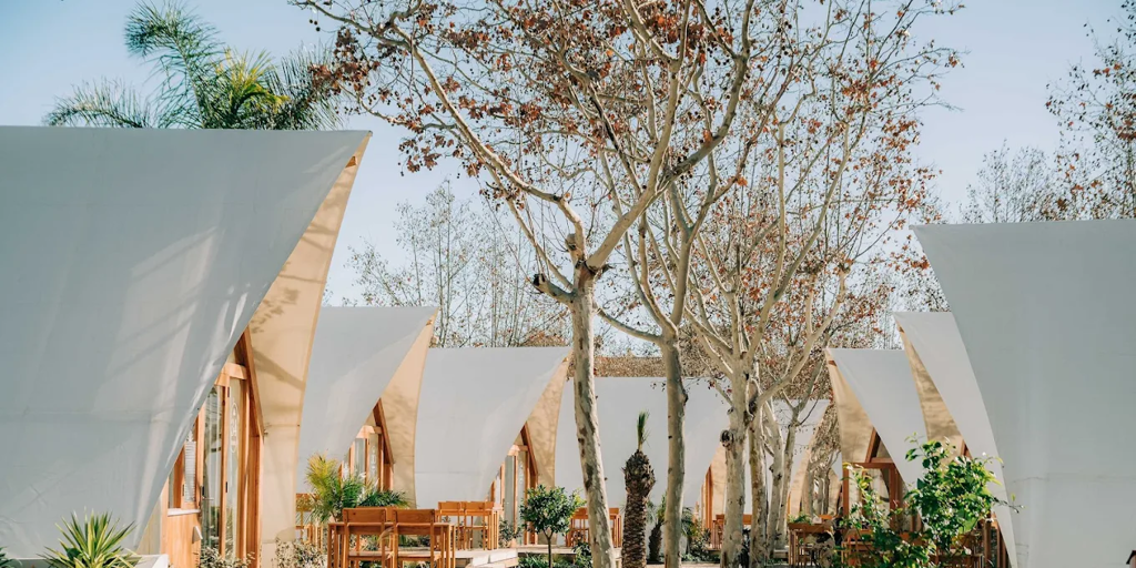 Adiós a dormir en tiendas de campaña: el camping de málaga por 30 euros la noche con todas las comodidades