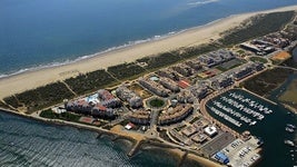 Una joya escondida en la Costa de la Luz: un pueblo con playas vírgenes y buena gastronomía