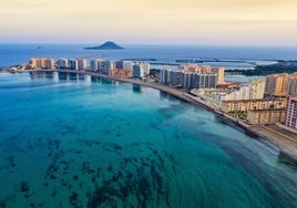 Felicidad de la buena en el agua. El verano más azul se vive en la Región de Murcia