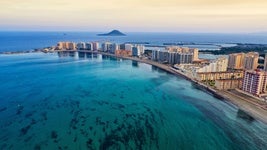 Felicidad de la buena en el agua. El verano más azul se vive en la Región de Murcia