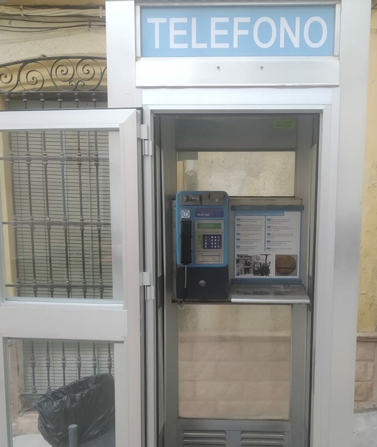 Cabina de teléfonos musealizada en Terque