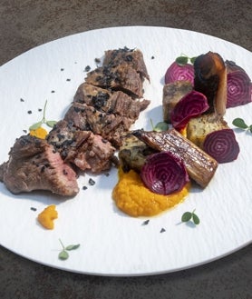 Imagen secundaria 2 - El restaurante Es Mal Pas, en Formentera; Lina Bustos, su dueña, y uno de sus platos de cocina creativa mediterránea