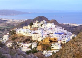 Entre mar y montaña: los ocho pueblos más bonitos de Andalucía en 2025, según la revista Viajar