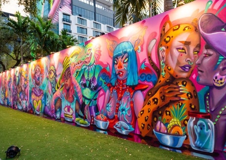 Imagen secundaria 1 - Mural del artista mexicano Farid Rueda; obra de la americana Laure YS; trozo de un mural del español Dulk, todo en Wynwood Walls, Miami
