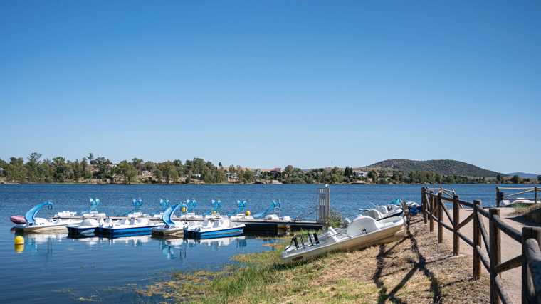 Barcas de pedales en el Embalse de Proserpina, Mérida