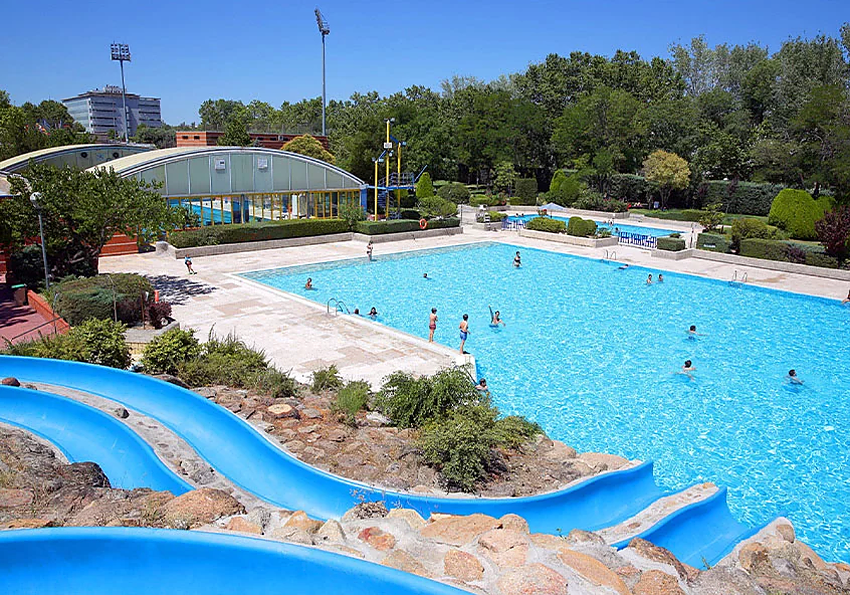 Imagen de la piscina con un tobogán de 25 metros del polideportivo municipal José Caballero