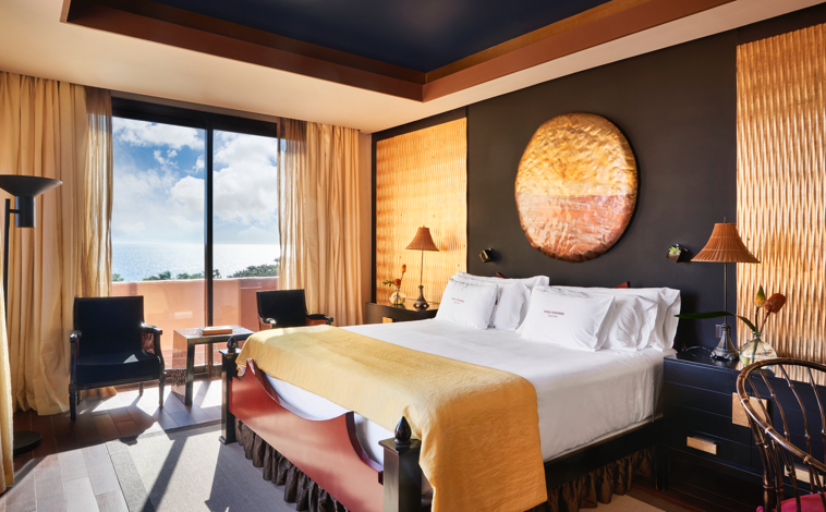 Imagen principal - Una de las habitaciones del hotel, Beach Club y su spa, el más grande de toda Andalucía