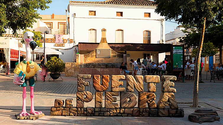 El curioso pueblo malagueño repleto de flamencos cuyas aguas fueron, tiempo atrás, curativas