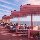 El hotel de 'Barbie' está en Cádiz: así es la impresionante terraza rosa con vistas al mar