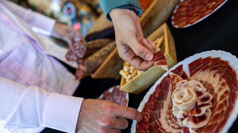 El jamón ibérico es otro de los excepcionales productos gastronómicos de la región