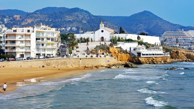 La playa San Sebastián, con vistas al casco urbano