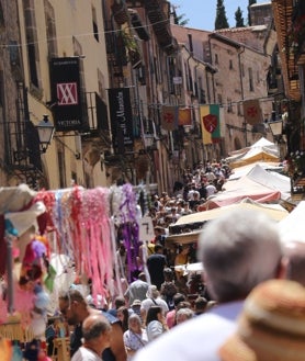 Secondary image 2 - Falconry, shows and markets attract numerous tourists