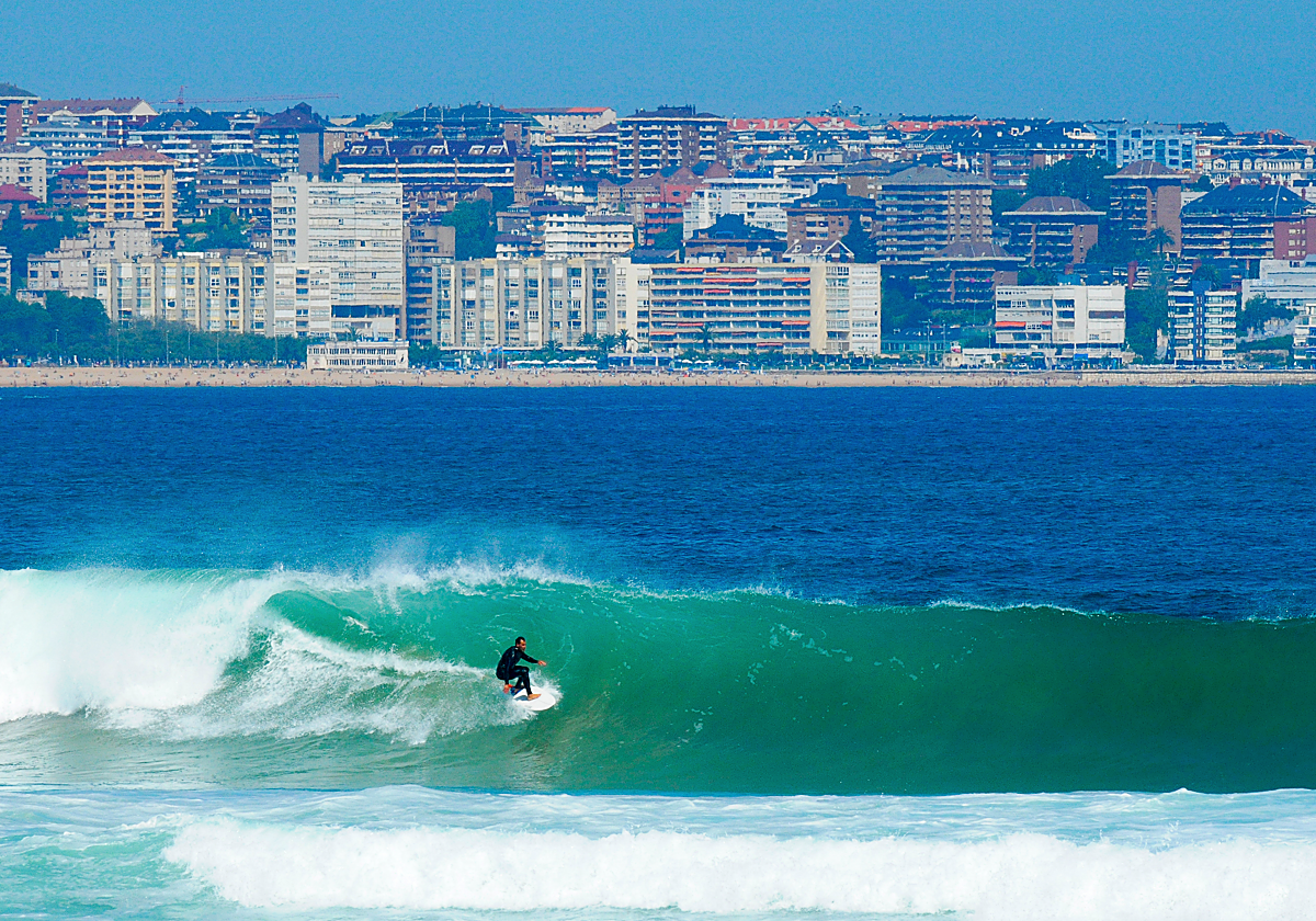 Imagen de surfista en la Playa de Somo, Cantabria