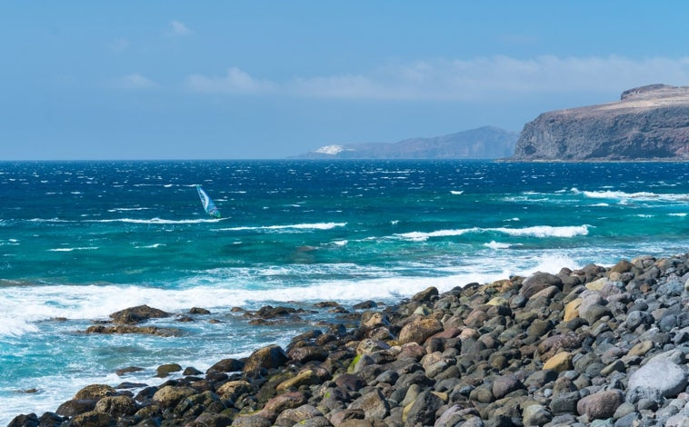 Imagen principal - Practicando windsurf junto al puerto de Las Nieves (arriba); Cenobio de Valerón y sus cientos de graneros (abajo izquierda); y Playa de las Canteras vistas desde el auditorio Alfredo Kraus (abajo derecha).
