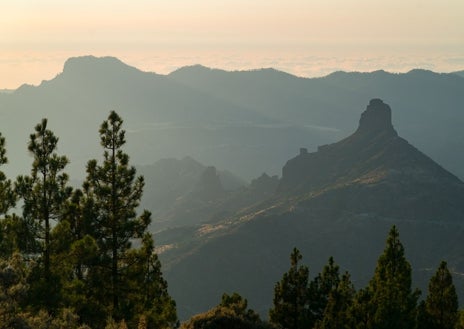 Imagen secundaria 1 - El Pico de la Atalaya o Montaña de Gáldar (arriba); contrafuertes de Tamadaba (abajo izquierda); y moliendo el único café que se produce en Europa (abajo derecha).