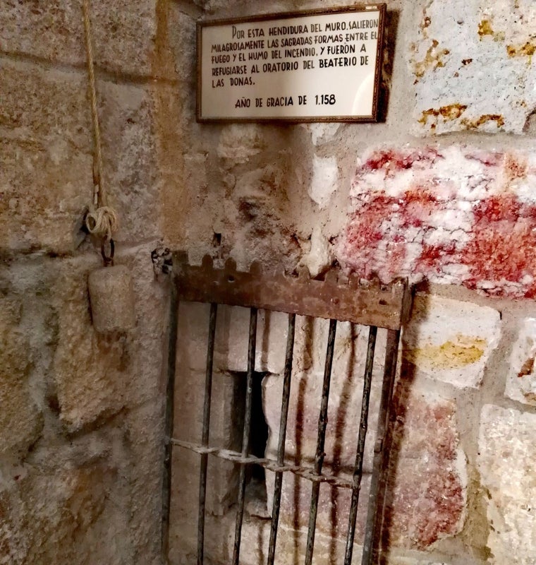 Resquicio en la iglesia de Santa María la Nueva por el que se colaron las hostias