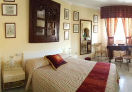 Una habitación de la casa rural La Paharilla en Alfarnate, Málaga