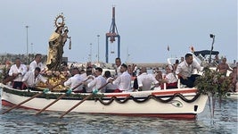 No va en palio: así es la procesión de la Virgen de Málaga que va en barco