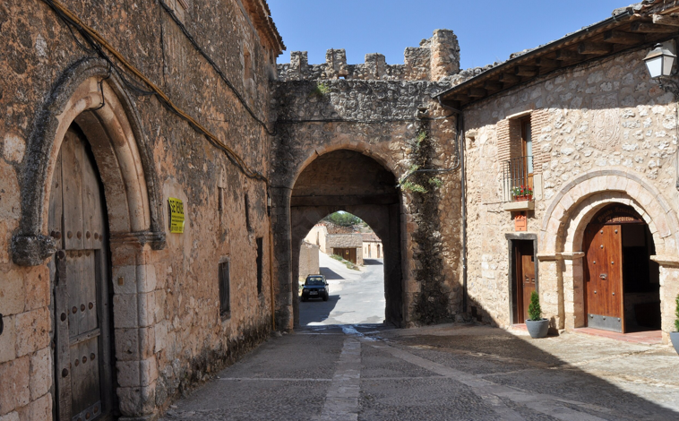 Hauptbild – Villa Gate, typische Häuser von Maderuelo und die Kirche Santa María del Castillo