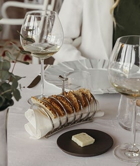 Imagen secundaria 2 - Una de las suites de Finca La Bobadilla, su restaurante El Mirador y mesa en su estrella Michelin La Finca