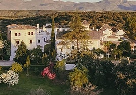 El hotel andaluz que parece un pueblo blanco, tiene un restaurante Michelin, caballos y spa en plena sierra