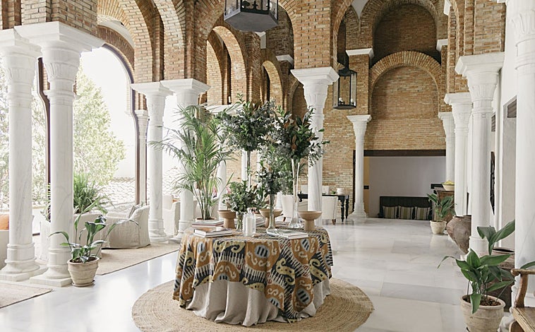 Imagen principal - Lobby del hotel Finca La Bobadilla, uno de sus patios con fuente y sus caballos