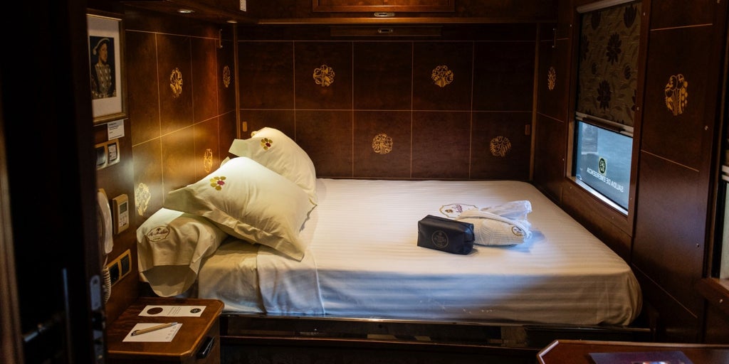 Viaje en el tiempo por el tren de lujo Al Ándalus: «Antes, ni se comía en el convoy y tenías que ir con tu albornoz hasta el coche de las duchas»
