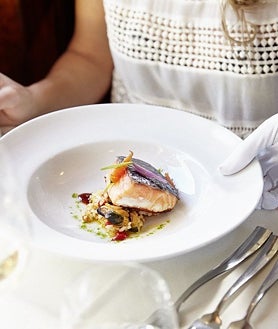 Imagen secundaria 2 - Coche restaurante del tren (arriba); uno de los salones, donde los viajeros pueden estar siempre que quieran (abajo izquierda); y el Tren Al Ándalus cuenta con una alta gastronomía (abajo derecha).