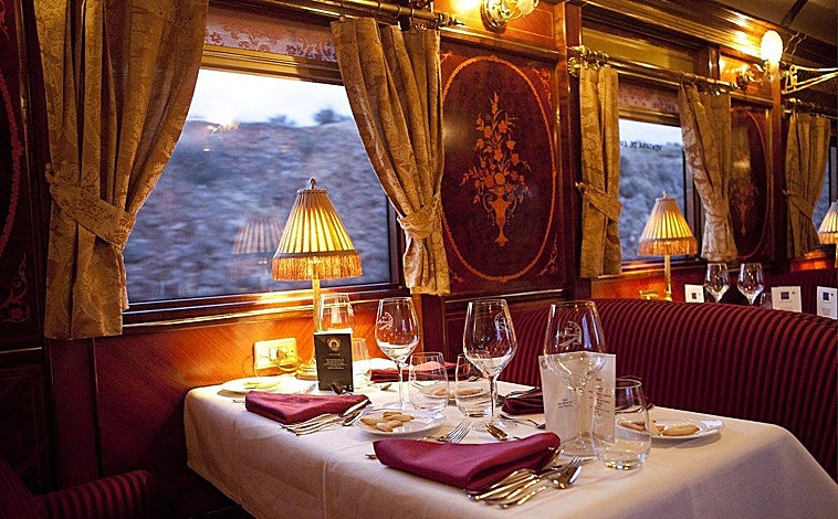 Imagen principal - Coche restaurante del tren (arriba); uno de los salones, donde los viajeros pueden estar siempre que quieran (abajo izquierda); y el Tren Al Ándalus cuenta con una alta gastronomía (abajo derecha).
