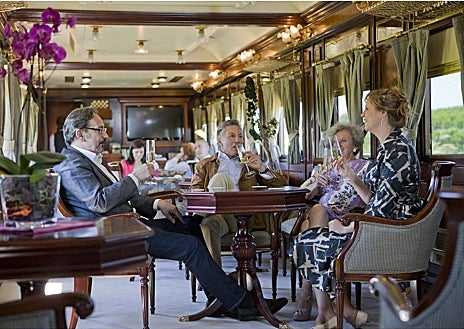 Imagen secundaria 1 - Coche restaurante del tren (arriba); uno de los salones, donde los viajeros pueden estar siempre que quieran (abajo izquierda); y el Tren Al Ándalus cuenta con una alta gastronomía (abajo derecha).