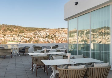 La terraza, con los barrios del Realejo y el Barranco del Abogado al fondo