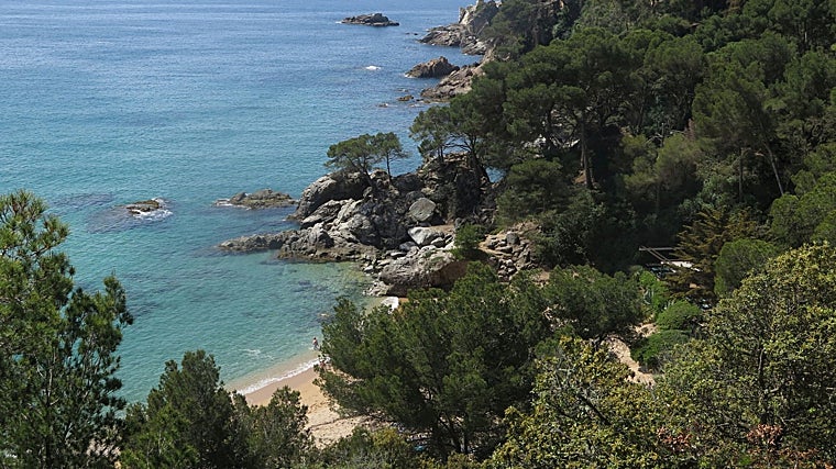 Cala Treumal, situada en el límite que separa Lloret de Mar y Blanes