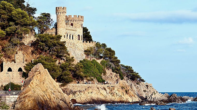 El castillo de Lloret, situado al final de la playa de Sa Caleta