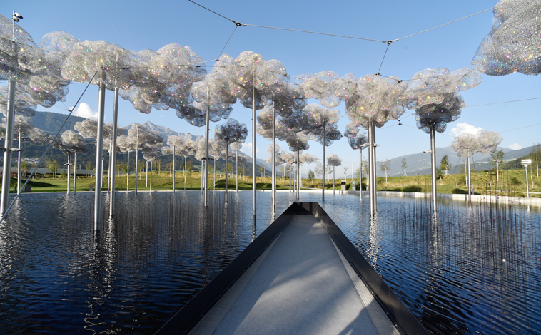 Immagine principale: The Crystal Cloud, Play Tower e uno dei pezzi da camera creati da Derek McLane