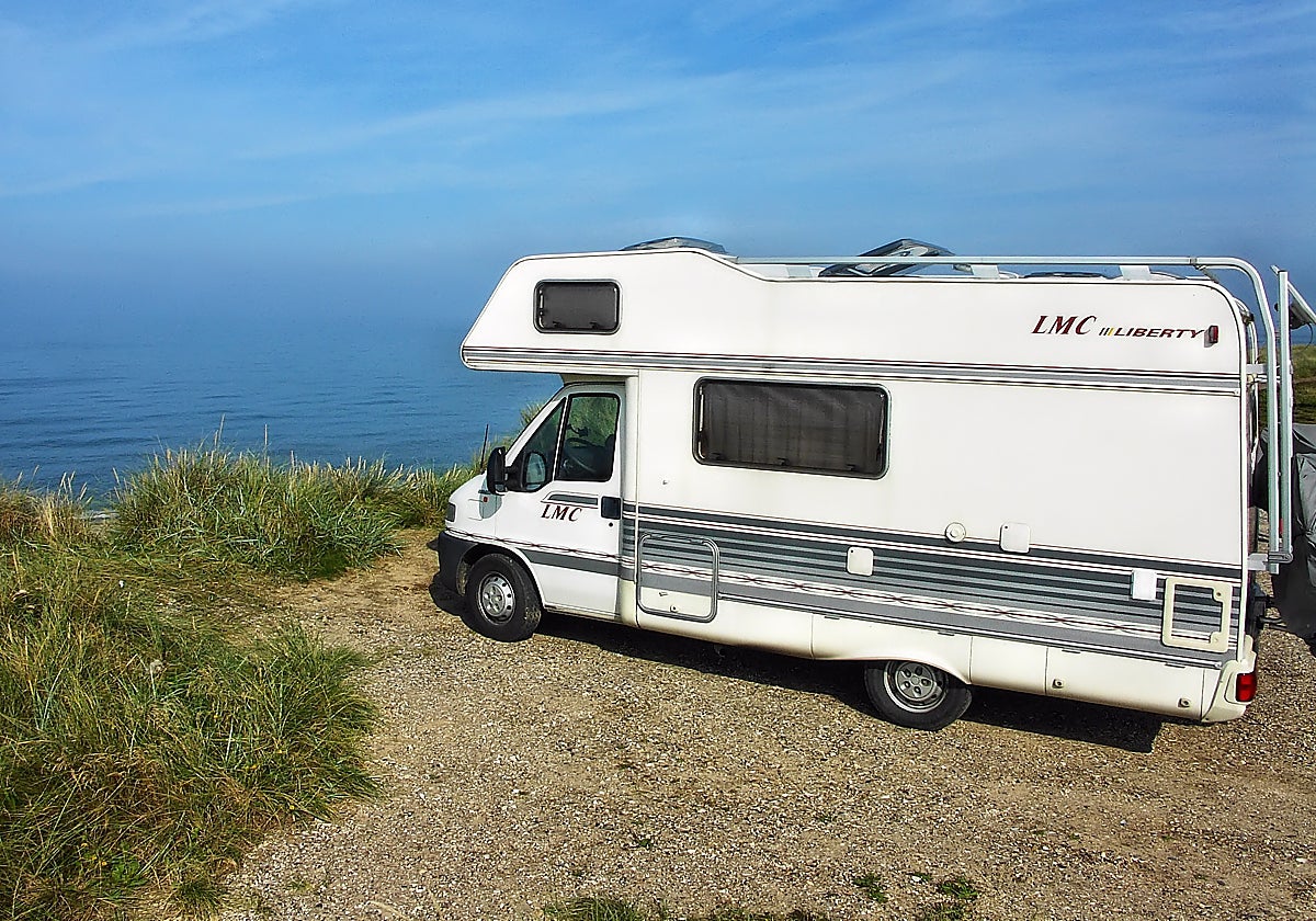 Autocaravana frente a la costa