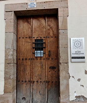 Imagen secundaria 2 - Las inscripciones de los presos en la puerta que se encuentra en el museo de Nájera