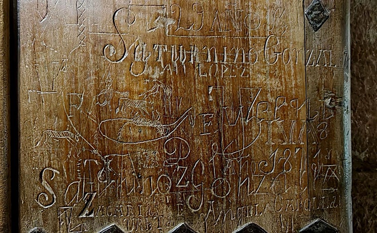 Imagen principal - Las inscripciones de los presos en la puerta que se encuentra en el museo de Nájera