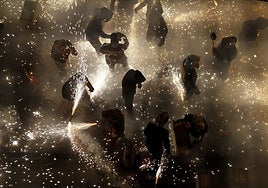 Una tonelada de pólvora ilumina la tradicional Cordà de Paterna