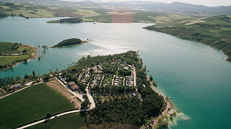 Vistas del camping Aritzaleku en el pantano de Alloz