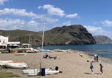 La playa con aguas turquesas a la que hay que ir sí o sí: está en uno de los pueblos más bonitos de Andalucía