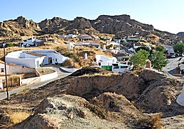Dormir en una cueva a 20 grados todo el verano: así son las casas trogloditas con jacuzzi de Guadix