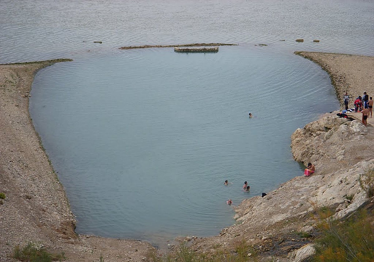 Una poza de aguas termales junto al embalse del Negratín