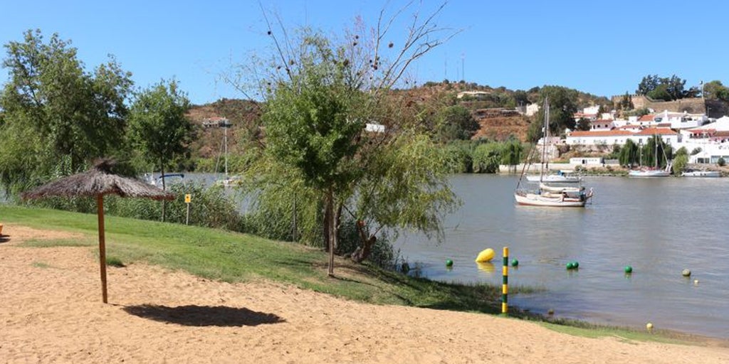 El pueblo de Huelva que es como una postal y tiene una playa fluvial ideal para agosto