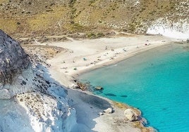 Vista de la espectacular Cala de Enmedio en Cabo de Gata-Níjar