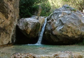 La poza natural de Málaga más refrescante del verano: rodeada de montañas y con agua cristalina